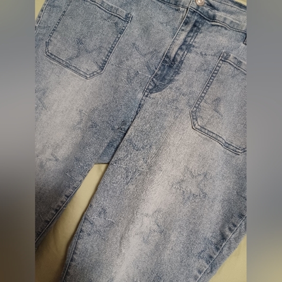 A DG2 By Diane Gilman Light Blue Star Patterned Women Crop Capri Jeans - Picture 2 of 8